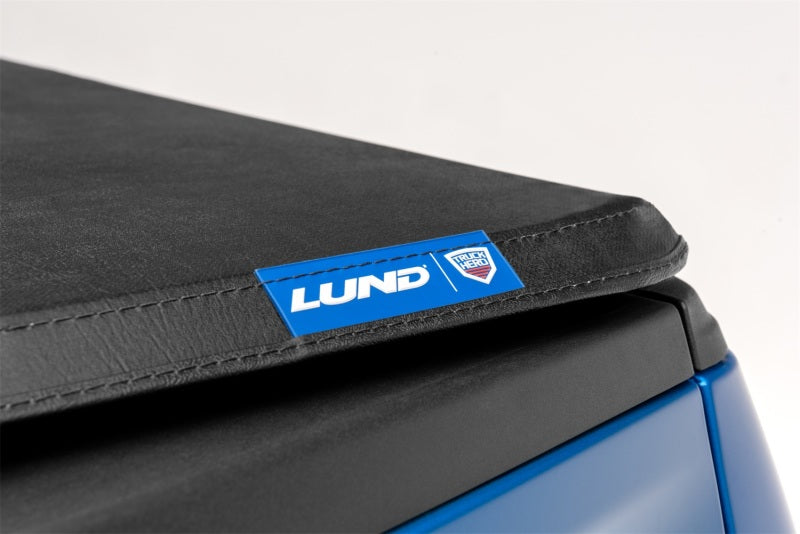 Lund 15-18 Ford F-150 (5.5ft. Bed) Genesis Tri-Fold Tonneau Cover - Black