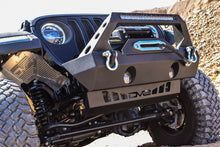 Load image into Gallery viewer, DV8 Offroad 2018+ Jeep Wrangler JL Front Sway Bar Skid Plate / Sway Bar Disconnect